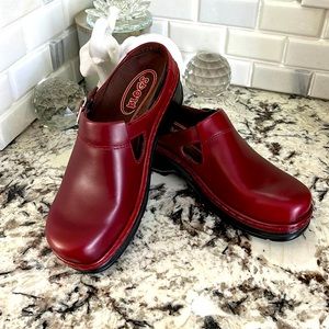 Klogs cranberry smooth euro size medium 8 euro